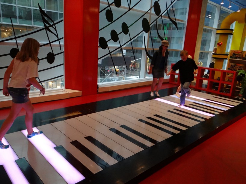 <strong>FAO Schwarz</strong><br />  <br />  A loja de brinquedos FAO Schwarz tem um piano de chão que protagonizou a antológica cena com Tom Hanks no filme <em>Quero ser Grande</em>. De frente ao Central Park, a tradicional loja tem uma seção de produtos para bebês. Vende roupas, sapatos, bolsas para as mães, cosméticos para a mãe e o filho, carrinhos e, claro, brinquedos.<br />  <br />  Loja:<br />  767 5th Avenue / 58th St<br />  New York, NY 10153<br />  Tel.: 1 (212) 644-9400<br />  Horário de funcionamento: de segunda a quinta-feira, das 9h às 21h