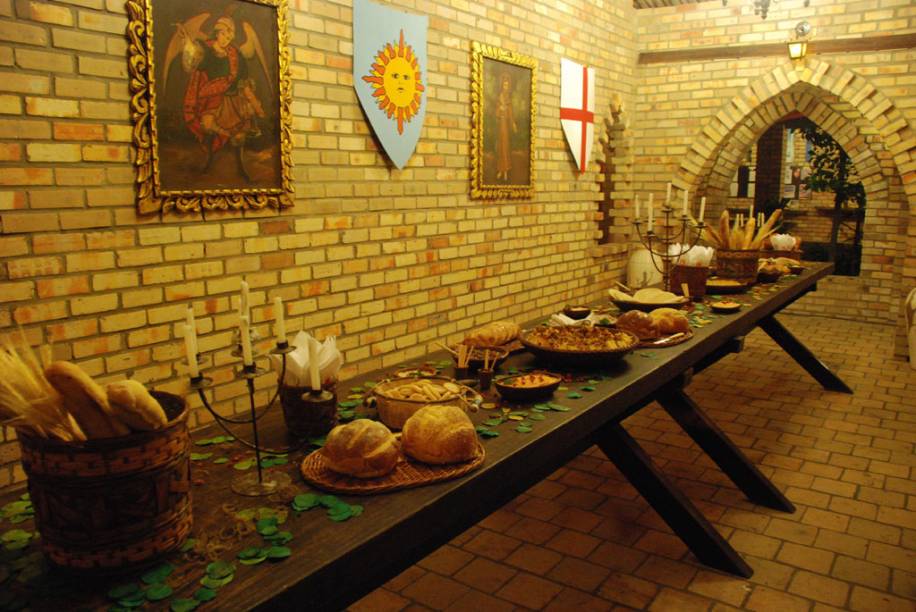 Mesa de pães do Lua Cheia Hostel Mesa de pães do Lua Cheia Hostel