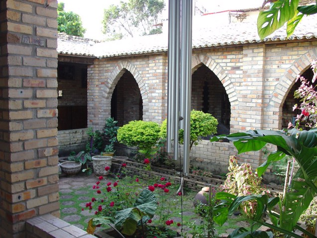 Jardim interno do Lua Cheia Hostel