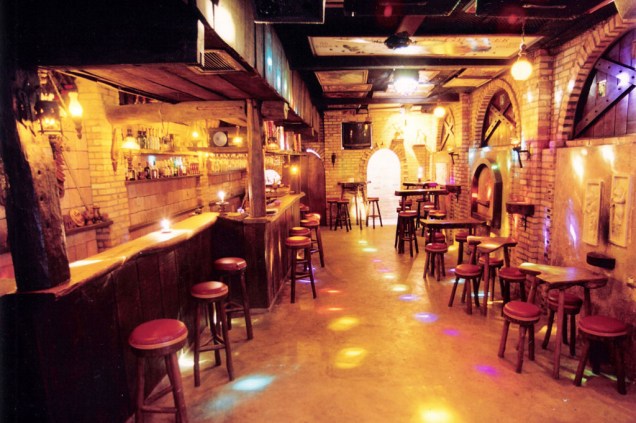 Interior do <a href="https://viajeaqui.abril.com.br/estabelecimentos/br-rn-natal-restaurante-taverna-pub-medieval" rel="Taverna Pub Medieval" target="_self">Taverna Pub Medieval</a>, bar que fica nas dependências do Lua Cheia Hostel