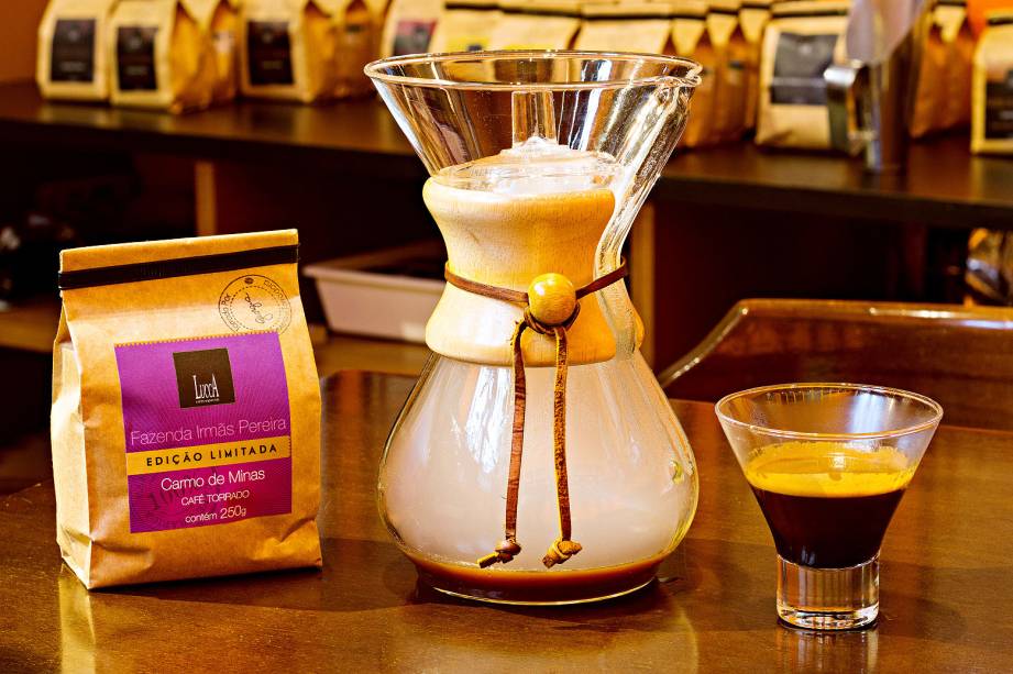 <strong><a href="https://viajeaqui.abril.com.br/estabelecimentos/br-pr-curitiba-restaurante-lucca-cafes-especiais" rel="Lucca Cafés Especiais" target="_blank">Lucca Cafés Especiais</a>: </strong>1 Drink quente - Irish Coffe feito em Sifão com Café Bourbon Amarelo da Fazenda Irmãos Pereira + Whiski Jameson + Charope de Agave (R$ 18,00) ou 1 Drink frio - Hop Arábica (R$ 8,00)