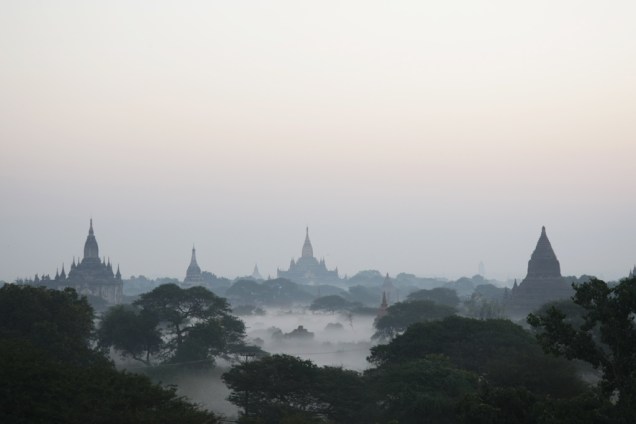Amanhecer em Bagan, Myanmar (antiga Birmania)