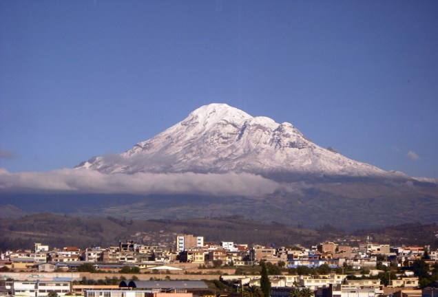 Com aproximadamente 6.300 metros de altitude, o vulcão <a href="https://viajeaqui.abril.com.br/materias/top-10-america-do-sul-natureza-extrema?foto=3#3" rel="Chimborazo" target="_self">Chimborazo</a>, perto de Riobamba, é o ponto mais alto do <a href="https://viajeaqui.abril.com.br/paises/equador" rel="Equador" target="_self">Equador</a>