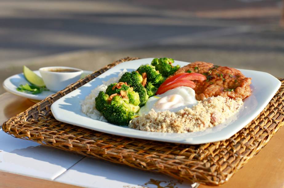 Prato no Luigi inclui arroz branco, farofa de cebola e bacon, travesseiros de bisteca e brócolis com alho e ovo frito 