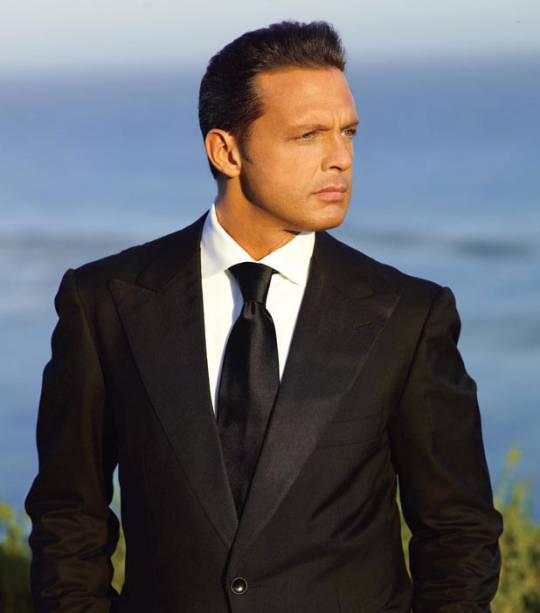 <strong>LUIS MIGUEL</strong><br />              <br />              Talvez Luis Miguel só perca para Julio Iglesias quando o assunto é cantor latino famoso – ainda que seja ele o dono do recorde de mais de 60 milhões de discos vendidos no mundo. Pois o popstar volta ao Brasil após um jejum de 13 anos, e os seus fãs torcem para que ele cante várias das canções que embalaram tantos pares românticos de novela.                            <strong>Onde e Quando:</strong> São Paulo, dias 8 e 9 de março, no Credicard Hall. Rio de Janeiro, dia 11, no Citibank Hall                            <strong>Ingressos: </strong>site <a href="https://premier.ticketsforfun.com.br/shows/show.aspx?sh=LUISMIGU12 " rel="Tickets for Fun" target="_blank">Tickets for Fun</a> <strong>LUIS MIGUEL</strong><br />              <br />              Talvez Luis Miguel só perca para Julio Iglesias quando o assunto é cantor latino famoso – ainda que seja ele o dono do recorde de mais de 60 milhões de discos vendidos no mundo. Pois o popstar volta ao Brasil após um jejum de 13 anos, e os seus fãs torcem para que ele cante várias das canções que embalaram tantos pares românticos de novela.                            <strong>Onde e Quando:</strong> São Paulo, dias 8 e 9 de março, no Credicard Hall. Rio de Janeiro, dia 11, no Citibank Hall                            <strong>Ingressos: </strong>site <a href="https://premier.ticketsforfun.com.br/shows/show.aspx?sh=LUISMIGU12 " rel="Tickets for Fun" target="_blank">Tickets for Fun</a>