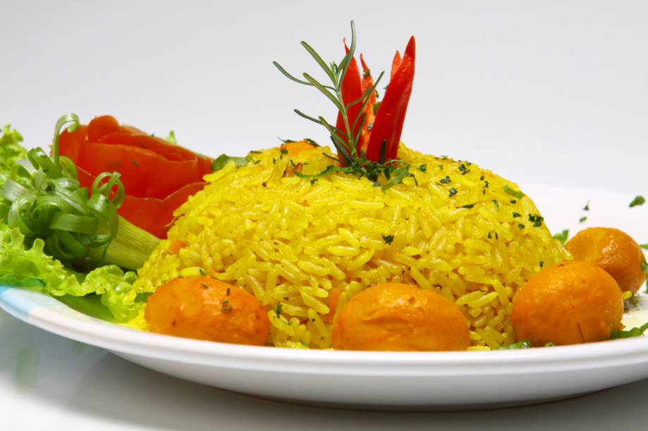 Arroz com Pequi, fruta típica da região de Caldas Novas (GO); <a href="http://viajeaqui.abril.com.br/materias/delicias-culinaria-goiana" rel="veja outros pratos típicos da culinária goiana" target="_blank">veja outros pratos típicos da culinária goiana</a>