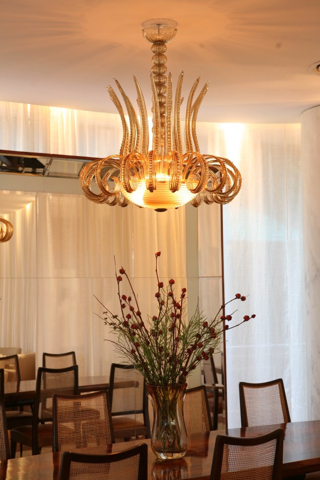 Lustre de Murano e espelho bisotado no salão reservado do restaurante Fasano Al Mare, no Rio de Janeiro