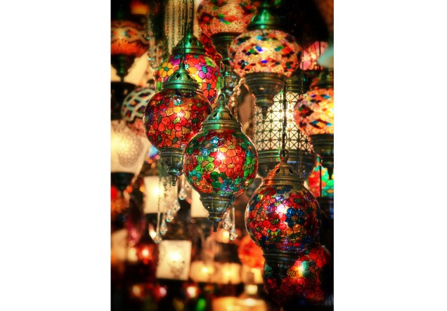 No país, é possível encontrar vários tipos de lustres e lâmpadas. Estas de vidro colorido e estilo otomano são algumas delas...