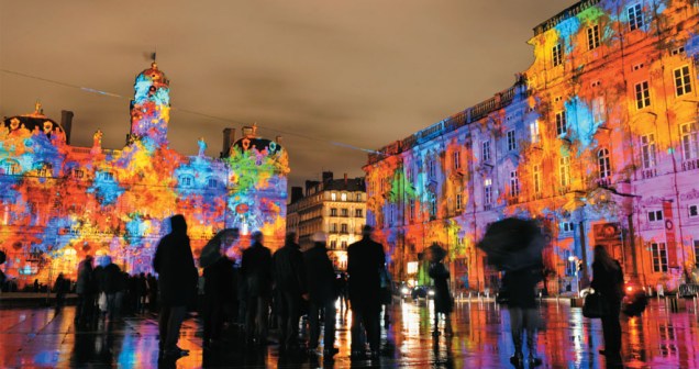<strong>NOITE CLARA</strong> Em Lyon, 250 lugares ganham iluminação noturna especial. A cidade disputa com Paris o título de Cidade Luz
