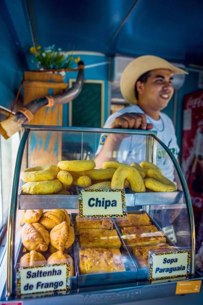 Quitutes típicos à beira da ferrovia Quitutes típicos à beira da ferrovia
