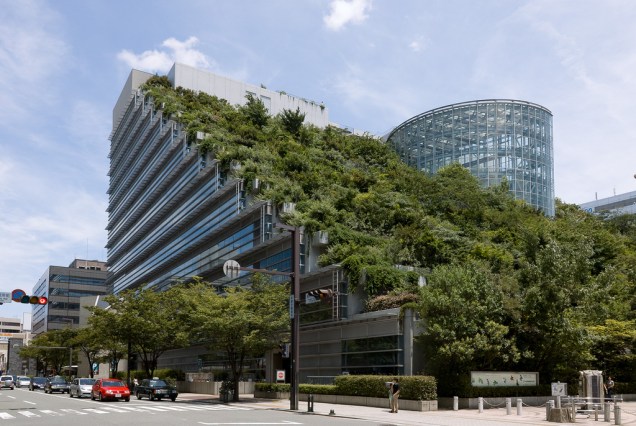 Inaugurado na década de 1990, o edifício ACROS, no centro de Fukuoka, foi criado utilizando conceitos sustentáveis de iluminação, ventilação e uso adequado do solo