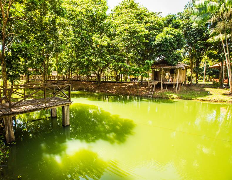 <a href="https://viajeaqui.abril.com.br/cidades/br-ap-macapa" rel="Macapá (AP) " target="_blank"><strong>Macapá (AP) </strong></a>    São os dois hemisférios em uma só cidade, graças à linha do Equador, que passa por lá. As principais atrações de Macapá são o Marco Zero, que divide os hemisférios, a Fortaleza de São José do Macapá, banhada pelo Rio Amazonas e o Museu Sacaca (foto). Macapá não tem estradas acessíveis para quem vem de outros estados: chega-se de avião ou barco    <a href="https://www.booking.com/city/br/macapa.pt-br.html?aid=332455&label=viagemabril-voltapelobrasil" rel="Veja hotéis em Macapá no booking.com" target="_blank"><em>Veja hotéis em Macapá no booking.com</em></a>