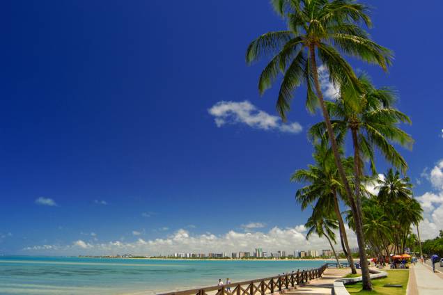 Ponta Verde é a melhor praia da orla urbana de Maceió (AL), cheia de coqueiros e com um mar verde-claro. Quando a maré baixa, piscinas naturais formam-se próximas à faixa de areia