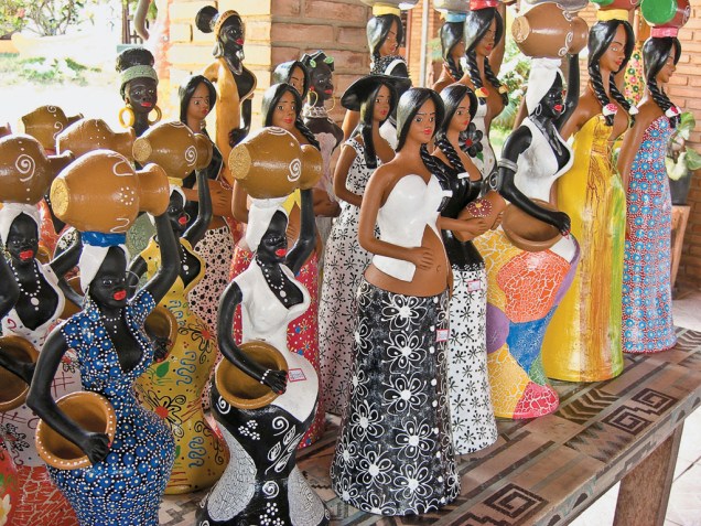 Todo mundo escolhe a Feira de Artesanatos da Pajuçara para comprar os tradicionais presentinhos de viagem. Encontra-se de tudo nas barraquinhas, de bonecas de cerâmica a chaveiros Todo mundo escolhe a Feira de Artesanatos da Pajuçara para comprar os tradicionais presentinhos de viagem. Encontra-se de tudo nas barraquinhas, de bonecas de cerâmica a chaveiros