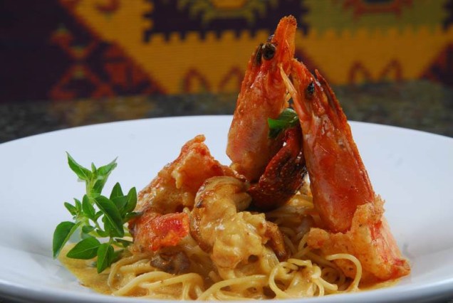 Prato Machu Pichu (espaguete ao molho de Huancaina com lagosta e camarões) do restaurante Chiwake, em Recife, Pernambuco