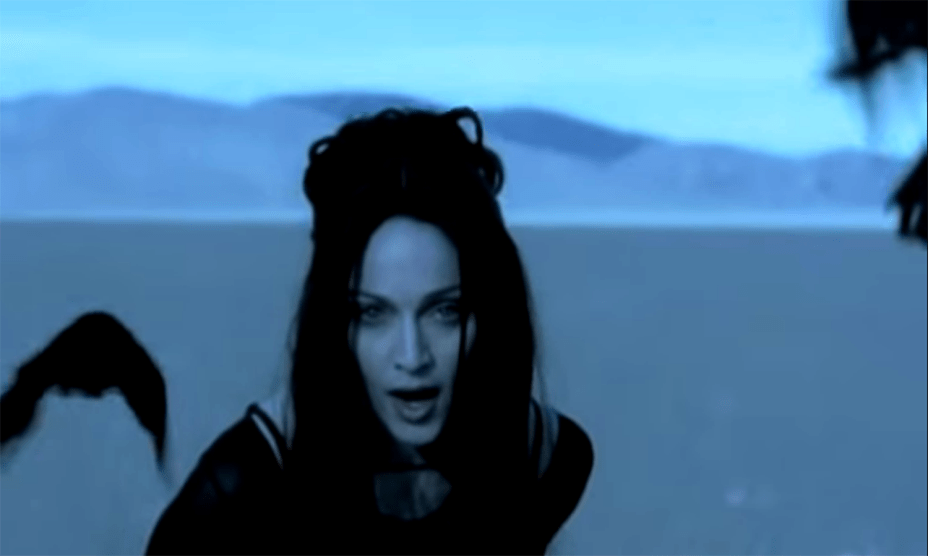 <strong>4. <a href="https://www.youtube.com/watch?v=XS088Opj9o0" rel="Madonna – Frozen" target="_blank">Madonna – Frozen</a> - Cuddeback Lake, dentro do Deserto de Mojave, Califórnia, <a href="https://viajeaqui.abril.com.br/paises/estados-unidos" rel="Estados Unidos" target="_self">Estados Unidos</a></strong>                        Uma vez rainha, sempre rainha! Polêmicas à parte, não dá pra negar que Madonna é uma eterna inspiração para todas as artistas pop. O álbum <em>Ray of Light </em>foi um marco na carreira da cantora, que apareceu mais madura em suas composições. <a href="https://www.youtube.com/watch?v=XS088Opj9o0" rel="Assista aqui" target="_blank"><strong>Assista aqui</strong></a>                        <em><a href="https://www.booking.com/city/us/mojave.pt-br.html?sid=efe6c9de408bb8d78e20e017e616e9f8;dcid=1?aid=332455&label=viagemabril-locacoes-de-videoclipes" rel="Veja preços de hotéis em Mojave no Booking.com" target="_blank">Veja preços de hotéis em Mojave no Booking.com</a></em>