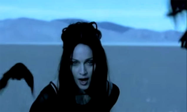 <strong>4. <a href="https://www.youtube.com/watch?v=XS088Opj9o0" rel="Madonna – Frozen" target="_blank">Madonna – Frozen</a> - Cuddeback Lake, dentro do Deserto de Mojave, Califórnia, <a href="http://viajeaqui.abril.com.br/paises/estados-unidos" rel="Estados Unidos" target="_self">Estados Unidos</a></strong>                        Uma vez rainha, sempre rainha! Polêmicas à parte, não dá pra negar que Madonna é uma eterna inspiração para todas as artistas pop. O álbum <em>Ray of Light </em>foi um marco na carreira da cantora, que apareceu mais madura em suas composições. <a href="http://www.youtube.com/watch?v=XS088Opj9o0" rel="Assista aqui" target="_blank"><strong>Assista aqui</strong></a>                        <em><a href="http://www.booking.com/city/us/mojave.pt-br.html?sid=efe6c9de408bb8d78e20e017e616e9f8;dcid=1?aid=332455&label=viagemabril-locacoes-de-videoclipes" rel="Veja preços de hotéis em Mojave no Booking.com" target="_blank">Veja preços de hotéis em Mojave no Booking.com</a></em>