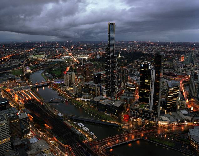 Vista de parte do centro de Melbourne, com o Victoria Gardens, Kings Domain e o Parque Olímpico se espalhando às margens do rio Yarra