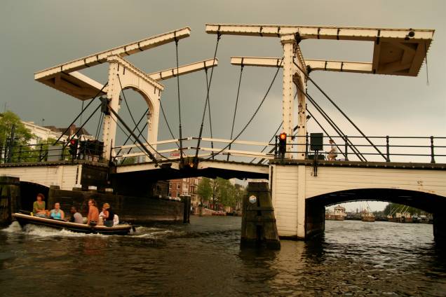<strong>Magere Brug, Amsterdã</strong>Com mais de 1200 pontes, <a href="http://viajeaqui.abril.com.br/cidades/holanda-amsterda" rel="Amsterdã ">Amsterdã </a>talvez seja a cidade com mais estruturas deste tipo em todo o mundo. A Magere Brug, a ponte magrela, era tão estreita que duas pessoas mal conseguiam se cruzar por ela ao atravavessa-la. A construção atual é de 1871