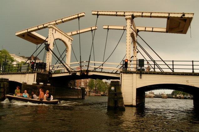 <strong>Magere Brug, Amsterdã</strong>Com mais de 1200 pontes, <a href="https://viajeaqui.abril.com.br/cidades/holanda-amsterda" rel="Amsterdã ">Amsterdã </a>talvez seja a cidade com mais estruturas deste tipo em todo o mundo. A Magere Brug, a ponte magrela, era tão estreita que duas pessoas mal conseguiam se cruzar por ela ao atravavessa-la. A construção atual é de 1871