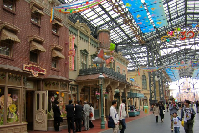 Dezenas de lojas de suvenires estão na área de entrada (ou melhor, saída) da Tokyo Disneyland