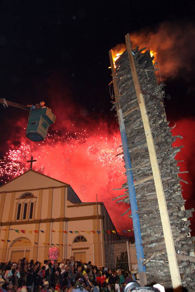 Com 11 metros de altura, a fogueira de São João é acesa em frente a Igreja do Convento, no dia de São Pedro, em 28 de junho