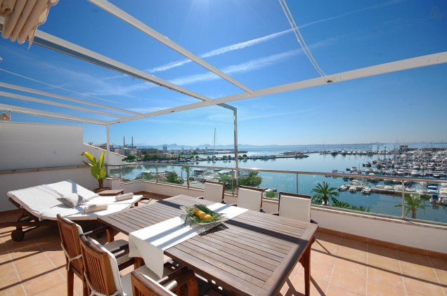 <a href="https://www.airbnb.com.br/rooms/2595947" rel="18. Maiorca, Espanha" target="_blank"><strong>18. Maiorca, Espanha</strong></a>Essa cobertura de 100 metros quadrados tem vista para a marina e para a praia e um incrível terraço com teto de vidro