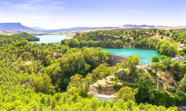<strong>Parque Nacional de Ardales, Málaga, Espanha</strong> Cercado por florestas e rochas, esse belo parque ainda abriga belos lagos de águas cristalinas, que podem ser atravessadas de barco. O clima tranquilo é ideal para viagens de famílias com crianças<em></em>