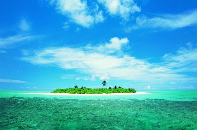 <strong><a href="http://viajeaqui.abril.com.br/paises/maldivas" rel="Ilhas Maldivas" target="_blank">Ilhas Maldivas</a></strong>    Recentemente, as Maldivas ficaram famosas mundialmente por causa de seu hotel <a href="http://viajeaqui.abril.com.br/materias/conheca-os-top-15-hoteis-flutuantes-do-mundo#33" rel="Conrad Maldives" target="_blank">Conrad Maldives</a>, que possui uma suíte embaixo do mar, cercada por paredes transparentes que permitem aos hóspedes verem de perto toda a fauna aquática da região.