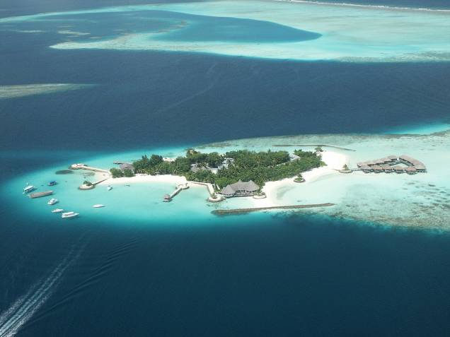 <strong>Maldivas: </strong>as pequenas e numerosas ilhas das Maldivas são tão belas quanto frágeis. Pelo menos 80% do arquipélago localizado no oceano Índico está apenas um metro acima do nível do mar. De acordo com o levantamento da Co+Life, uma elevação brusca das águas poderia varrer do mapa esse paraíso de praias de areia branquinha, palmeiras e atóis de corais. No último século, o nível do mar já subiu 20 centímetros em algumas partes do país. Temendo o pior, o governo local estuda comprar um novo território para o seu povo.