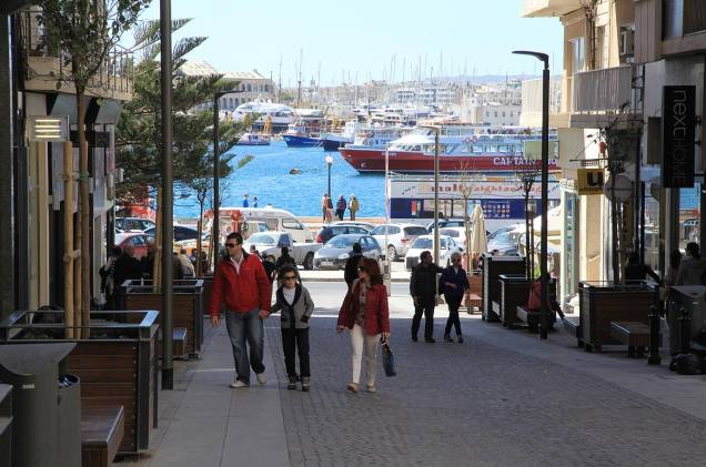 Das praias de Sliema é possível ver a cidade de Valletta Das praias de Sliema é possível ver a cidade de Valletta