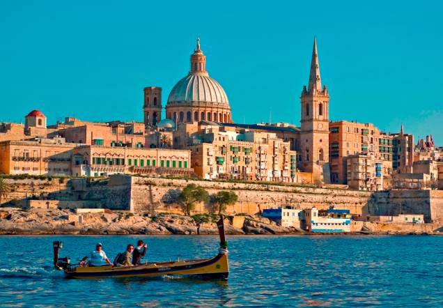A cidade de Valletta, vista a partir da baía de Marsamxet, em Malta
