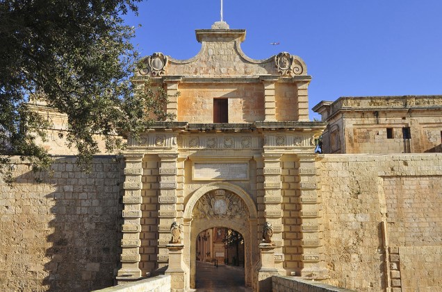 Portão da pequena cidade medieval Mdina, em Malta; Mdina, que fica no alto de uma colina, no centro da Ilha, já foi capital do país e locação da série Game of Thrones, do canal HBO
