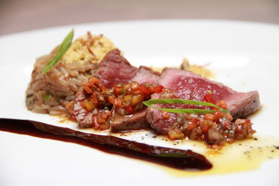 Maminha de angus prime, relhada e regada ao chimichurri, com arroz agulhinha ao molho ferrugem de nirá e farofa de gengibre, do restaurante Ponte Nova, em Recife, Pernambuco