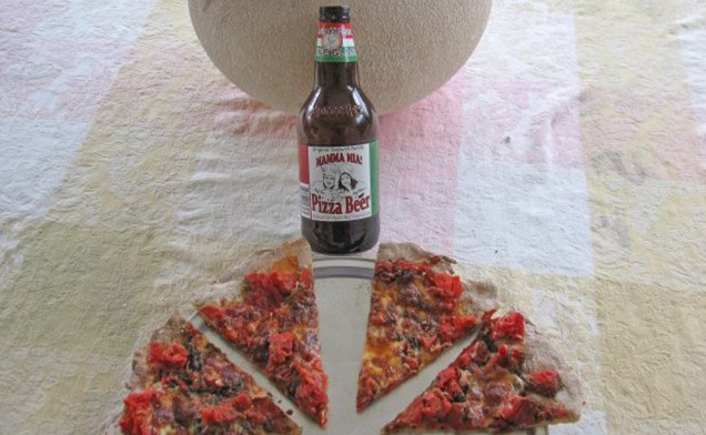 Feita para atingir um público que gosta de pizza e de cerveja (ou seja, com alto alcance), a <strong>Mamma Mia Pizza Beer</strong> foi criada por um casal de cozinheiros americanos. Leva tomates, alho e essência de Marguerita