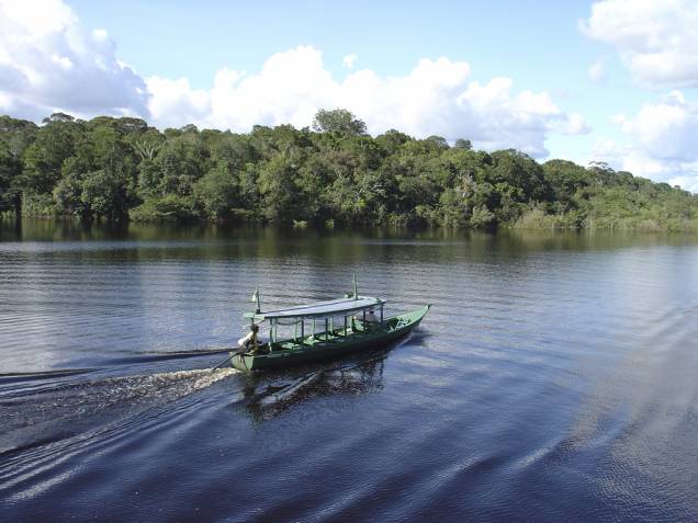 Os Rios Negro e Solimões correm lado a lado por seis quilômetros até virarem o maior do mundo, o Rio Amazonas (AM), na foto