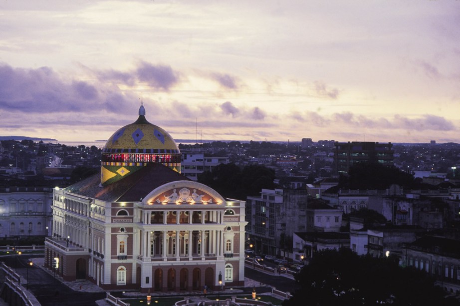 <strong><a href="https://cultura.am.gov.br/portal/teatro-amazonas/" target="_blank" rel="noopener">Teatro Amazonas</a>, <a href="https://viajeaqui.abril.com.br/cidades/br-am-manaus" target="_blank" rel="noopener">Manaus</a>, <a href="https://viajeaqui.abril.com.br/estados/br-amazonas" target="_blank" rel="noopener">Amazonas</a></strong> Inaugurado em dezembro de 1896, é o cartão-postal da cidade. Erguido em meio ao Ciclo da Borracha, período importante para o crescimento da economia na região, o teatro foi palco de óperas, danças, musicais e orquestras, tendo abrigado apresentações de nomes como o compositor Heitor Villa-Lobos e a bailarina Margot Fonteyn. Seu interior guarda um rico acervo de objetos que relata o processo de construção do teatro e funciona como um museu, aberto à visitação