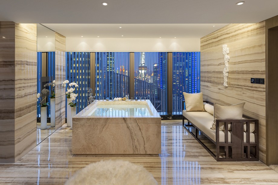 <strong>14. Mandarin Oriental Pudong, <a href="https://viajeaqui.abril.com.br/cidades/china-xangai-shanghai/fotos" rel="Xangai (Shanghai)" target="_blank">Xangai (Shanghai)</a>, <a href="https://viajeaqui.abril.com.br/paises/china/fotos" rel="China" target="_blank">China</a></strong>Com sua decoração moderna, serviço de ponta e excelentes restaurantes, o hotel está em perfeita sintonia com a atmosfera vibrante e cosmopolita da metrópole chinesa.Mês mais barato para se hospedar: Julho