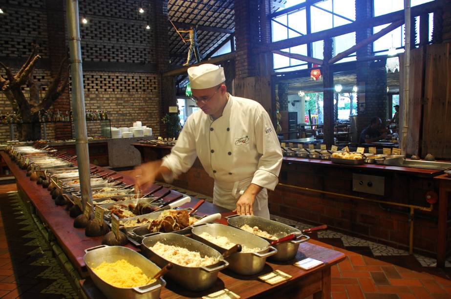 O buffet do restaurante <a href="https://viajeaqui.abril.com.br/estabelecimentos/br-rn-natal-restaurante-mangai" rel="Mangai">Mangai</a>, em Natal, tem pelo menos 120 receitas, a maioria delas regional. Nos fins de semana, chegue cedo - apesar do salão ser grande, ele costuma lotar