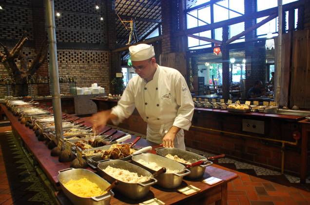 O buffet do restaurante <a href="https://viajeaqui.abril.com.br/estabelecimentos/br-rn-natal-restaurante-mangai" rel="Mangai">Mangai</a>, em Natal, tem pelo menos 120 receitas, a maioria delas regional. Nos fins de semana, chegue cedo - apesar do salão ser grande, ele costuma lotar O buffet do restaurante <a href="https://viajeaqui.abril.com.br/estabelecimentos/br-rn-natal-restaurante-mangai" rel="Mangai">Mangai</a>, em Natal, tem pelo menos 120 receitas, a maioria delas regional. Nos fins de semana, chegue cedo - apesar do salão ser grande, ele costuma lotar