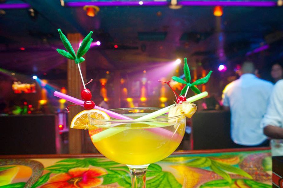 <strong>Para badalar: Mangos Tropical Café</strong>    Uma das boates mais agitadas de Miami vai abrir sua primeira unidade em Orlando. Além da pista de dança e palco, a casa também é conhecida por seus drinks tropicais e shows de dança em ritmos latinos. (Obs.: a foto acima é da Mangos Tropical Café de South Beach, a de Orlando será inaugurada no verão)