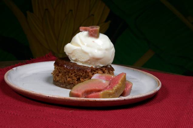 <a href="https://viajeaqui.abril.com.br/estabelecimentos/br-rj-paraty-restaurante-banana-da-terra" rel="Banana da Terra" target="_blank"><strong>Banana da Terra</strong></a>O sotaque caiçara aparece nas criações da chef Ana Bueno. A banana que dá nome à casa entra na receita de moquecas e tortas. Uma das sobremesas, o manuê de bacia (bolo com melado decana), é uma releitura do doce trazido pelos colonizadores de Paraty<br /><strong>Onde: </strong>R. Dr. Samuel Costa, 198 (Centro Histórico); <strong>tel.: </strong>(24) 3371-1725<br /><strong>Horário de funcionamento: </strong>segunda, quarta e quinta, das 18h às 0h, sexta a domingo, das 12h às 16h e das 19h às 0h <a href="https://viajeaqui.abril.com.br/estabelecimentos/br-rj-paraty-restaurante-banana-da-terra" rel="Banana da Terra" target="_blank"><strong>Banana da Terra</strong></a>O sotaque caiçara aparece nas criações da chef Ana Bueno. A banana que dá nome à casa entra na receita de moquecas e tortas. Uma das sobremesas, o manuê de bacia (bolo com melado decana), é uma releitura do doce trazido pelos colonizadores de Paraty<br /><strong>Onde: </strong>R. Dr. Samuel Costa, 198 (Centro Histórico); <strong>tel.: </strong>(24) 3371-1725<br /><strong>Horário de funcionamento: </strong>segunda, quarta e quinta, das 18h às 0h, sexta a domingo, das 12h às 16h e das 19h às 0h
