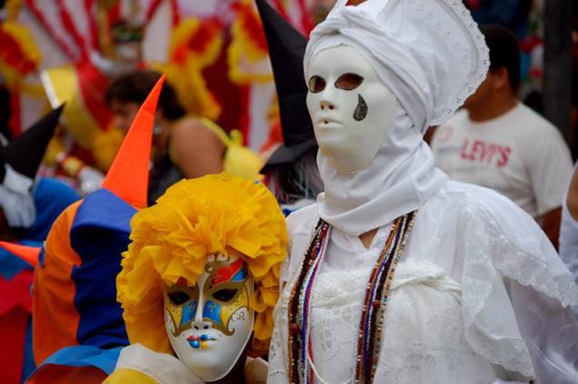 Com mais de 100 anos de existência, o Carnaval de Maragojipe é o único na Bahia que mantém a festa de rua com as tradicionais fantasias usadas nos carnavais do século 19. Chamados de entrudos, eram celebrações em que a cultura europeia pagã e cristã entrava em contato com as africana e indígena brasileiras Com mais de 100 anos de existência, o Carnaval de Maragojipe é o único na Bahia que mantém a festa de rua com as tradicionais fantasias usadas nos carnavais do século 19. Chamados de entrudos, eram celebrações em que a cultura europeia pagã e cristã entrava em contato com as africana e indígena brasileiras