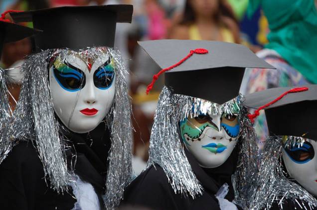 O cerne do Carnaval maragojipano são as manifestações culturais espontâneas de pessoas de cores e classes sociais diferentes pela cidade. O jegue trio, por exemplo, é organizado por um cidadão que leva música às ruas de Maragojipe ao carregar uma pequena banda em uma carroça puxada por um jegue. Alguns costumes foram perdidos, como o dos antigos entrudos em que as pessoas enchiam bexigas com urina ou perfume e as jogavam umas nas outras. Mas cultura histórica, festa familiar e prezo pelas raízes do carnaval baiano ainda permanecem nessa festa à moda antiga. O cerne do Carnaval maragojipano são as manifestações culturais espontâneas de pessoas de cores e classes sociais diferentes pela cidade. O jegue trio, por exemplo, é organizado por um cidadão que leva música às ruas de Maragojipe ao carregar uma pequena banda em uma carroça puxada por um jegue. Alguns costumes foram perdidos, como o dos antigos entrudos em que as pessoas enchiam bexigas com urina ou perfume e as jogavam umas nas outras. Mas cultura histórica, festa familiar e prezo pelas raízes do carnaval baiano ainda permanecem nessa festa à moda antiga.