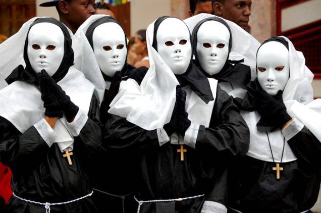Nos carnavais atuais, tomam conta das ruas da cidade blocos e charangas, como são chamados grupos de pessoas fantasiadas com instrumentos de sopro e de percussão. Entre as diversas manifestações culturais independentes, famílias inteiras escolhem uma fantasia e todos os membros de vestem da mesma maneira Nos carnavais atuais, tomam conta das ruas da cidade blocos e charangas, como são chamados grupos de pessoas fantasiadas com instrumentos de sopro e de percussão. Entre as diversas manifestações culturais independentes, famílias inteiras escolhem uma fantasia e todos os membros de vestem da mesma maneira