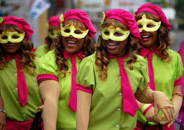 Há também inspiração na Roma Antiga quando, em homenagem a Baco, homens, mulheres e crianças saíam às ruas com seus rostos mascarados e corpos pintados para espantar os demônios da má colheita Há também inspiração na Roma Antiga quando, em homenagem a Baco, homens, mulheres e crianças saíam às ruas com seus rostos mascarados e corpos pintados para espantar os demônios da má colheita