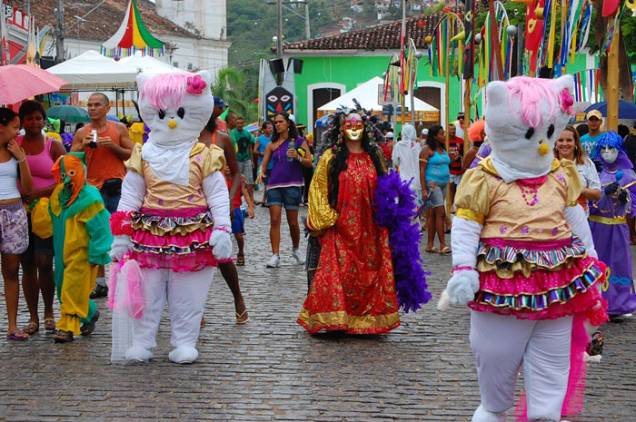 Além das releituras dos entrudos e dos mascarados venezianos, a festa atual incorpora personagens caricaturados, como a Hello Kitty na foto acima Além das releituras dos entrudos e dos mascarados venezianos, a festa atual incorpora personagens caricaturados, como a Hello Kitty na foto acima