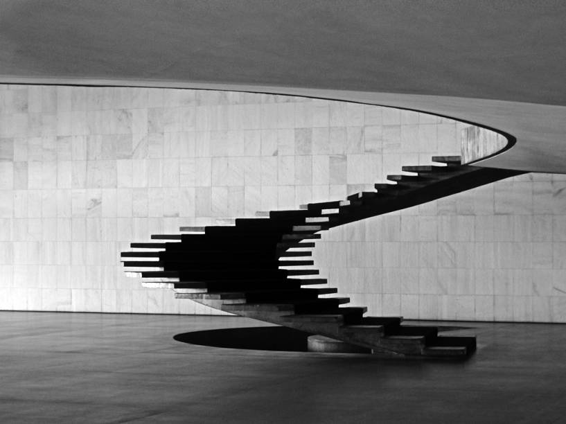 Escada helicoidal projetada pelos artistas Milton Ramos e Joaquim Cardozo, no Palácio Itamaraty, <a href="http://viajeaqui.abril.com.br/cidades/br-df-brasilia" rel="Brasília" target="_blank">Brasília</a>, <a href="http://viajeaqui.abril.com.br/estados/br-distrito-federal" rel="Distrito Federal" target="_blank">Distrito Federal</a>