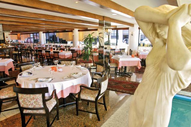 <a href="http://viajeaqui.abril.com.br/estabelecimentos/br-ce-fortaleza-restaurante-marcel-hotel-holiday-inn" rel="Marcel"><strong>Marcel </strong></a>(em Iracema)<br />  <br />  Instalado no Hotel Holliday Inn, este restaurante francês serves suflês e pratos de carnes de pato, perdiz e coelho, que podem ser apreciados acompanhados de um bom vinho e ao som do piano, em algumas noites.