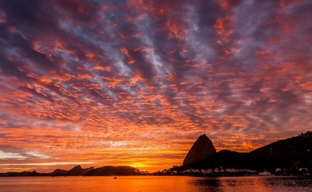 O nascer do sol no Aterro do Flamengo, Rio de Janeiro.